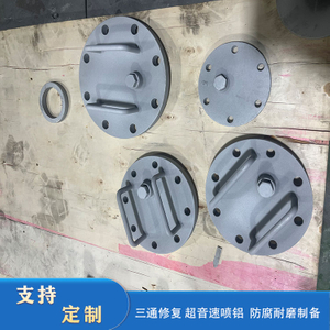 Les raccords à trois voies sont fabriqués en pulvérisant l'aluminium à la surface